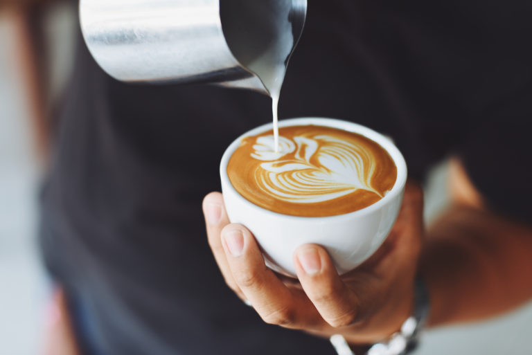大学生にカフェのアルバイトをおすすめする5つの理由