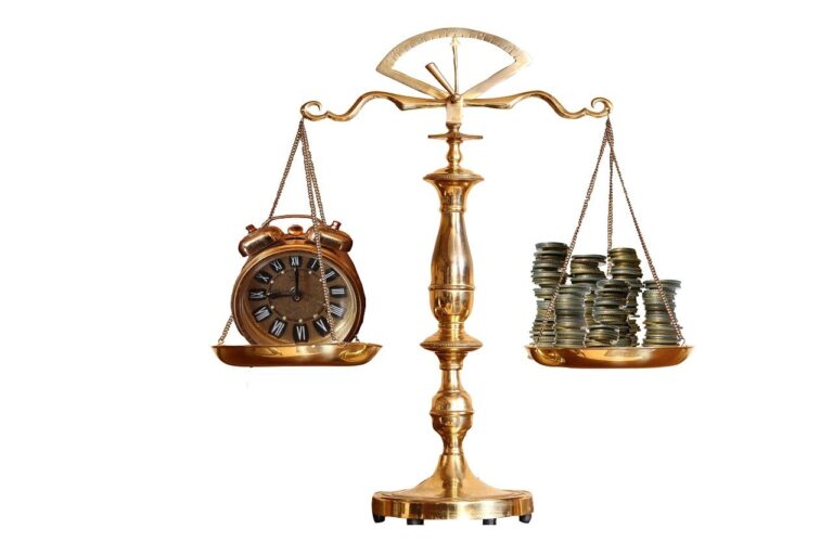 【あなたはお金？時間？】お金と時間はどっちが幸福度が高いのか！科学的な結論はこっち！