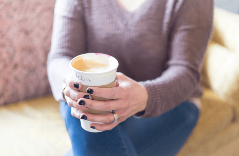 【なぜか疲れる…】カフェインの摂りすぎによる最悪のデメリット｜悪循環を止めるには？