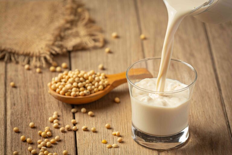 【女体化？生理不順？】豆乳を毎日飲むと危険ってホント？豆乳の効果を科学的に徹底解説！